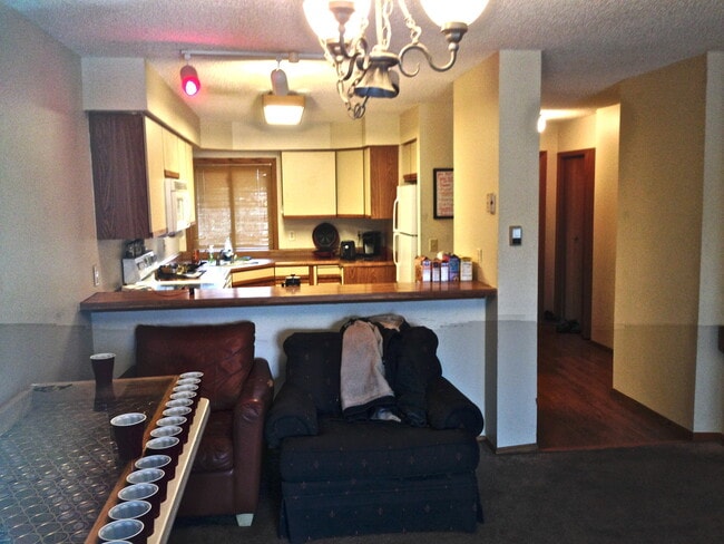 Foto del edificio - PRE-LEASE: 4 Bedroom 3.5 Bathroom Townhouse In Gold Run.  Walk To Campus!