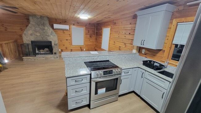 Building Photo - 389 Lilly Ln