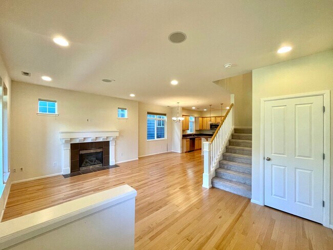 Building Photo - Great townhouse for rent