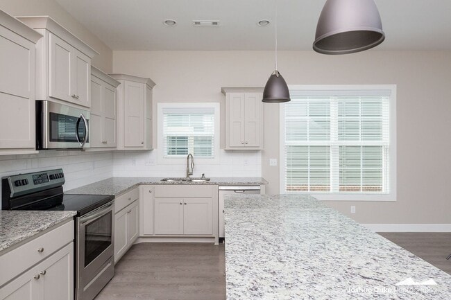 Building Photo - 4 Bedroom 4.5 Bathroom New Home!! Now offe...