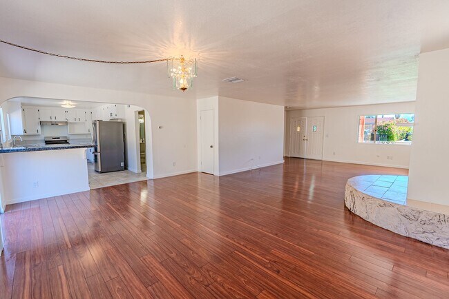Foto del edificio - 4 Bedroom 3 bath house with 2 Car Garage