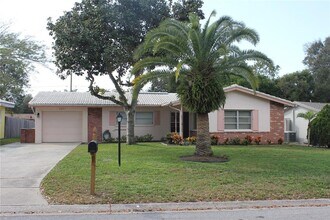Building Photo - 2025 Pine Ridge Dr