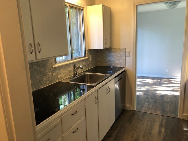 Building Photo - Large upstairs condo in great location!