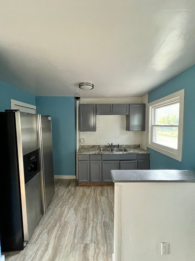 Kitchen - 762 Whitethorne Ave