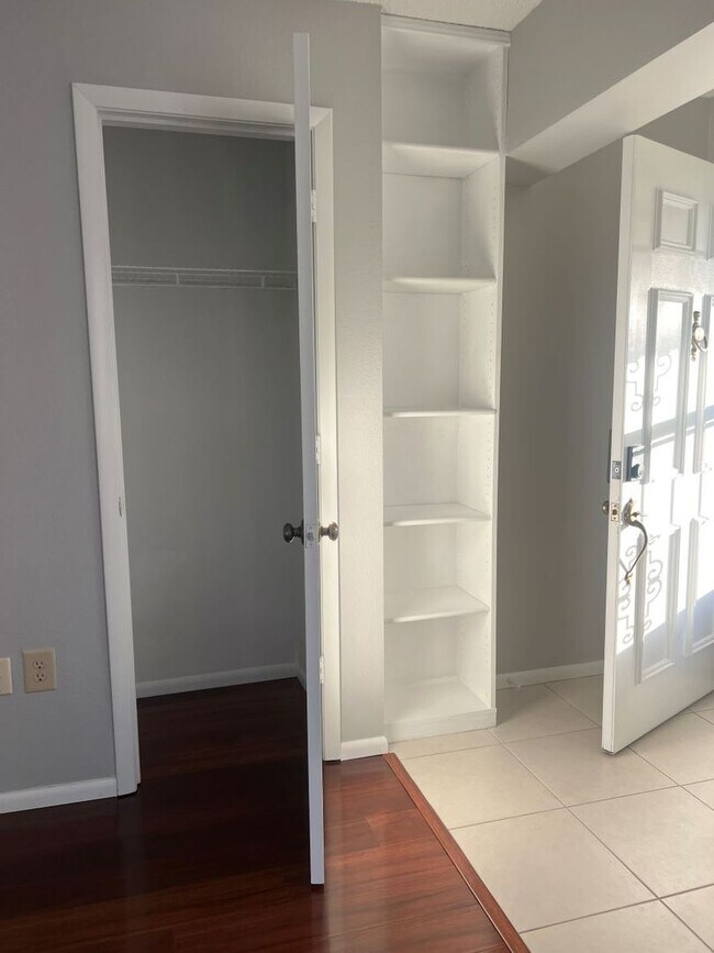 Foto del edificio - Lovely Lakefront Pinebrook South Home for Annual Rental