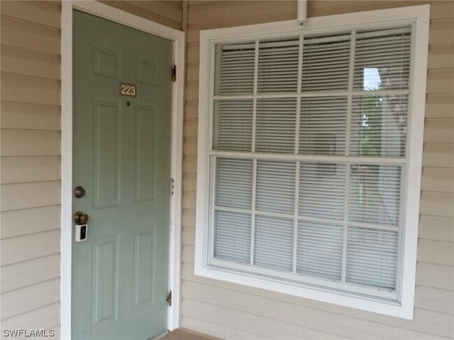 Foto del edificio - 1755 Four Mile Cove Pkwy