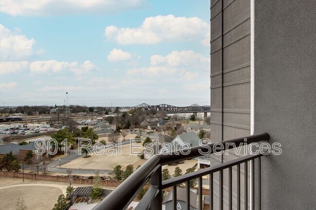 Building Photo - 717 Riverside Dr
