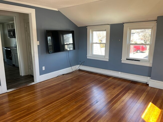 Building Photo - 556 Center Street