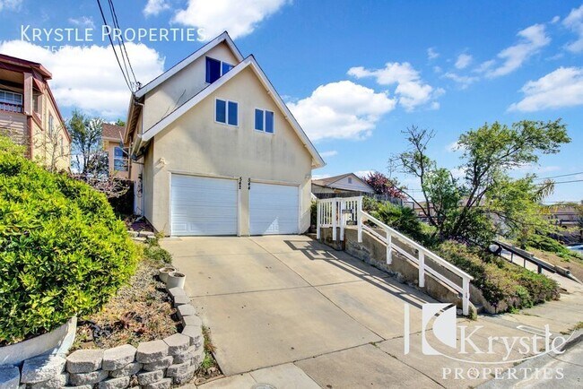 Building Photo - Spacious home with partial views