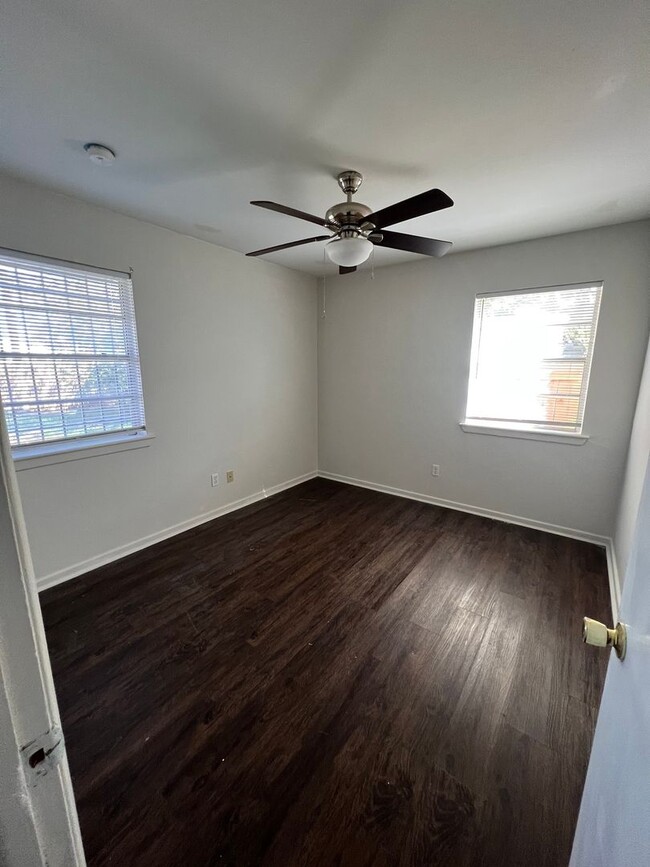 Building Photo - Spacious Home