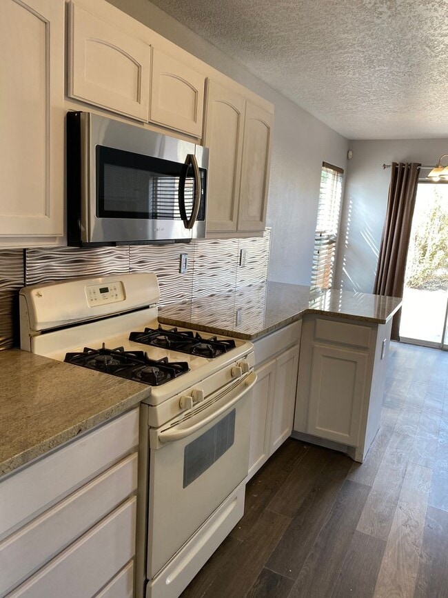 Building Photo - SW 4 Bedroom 3 Bath 2 Car Garage 1989SF