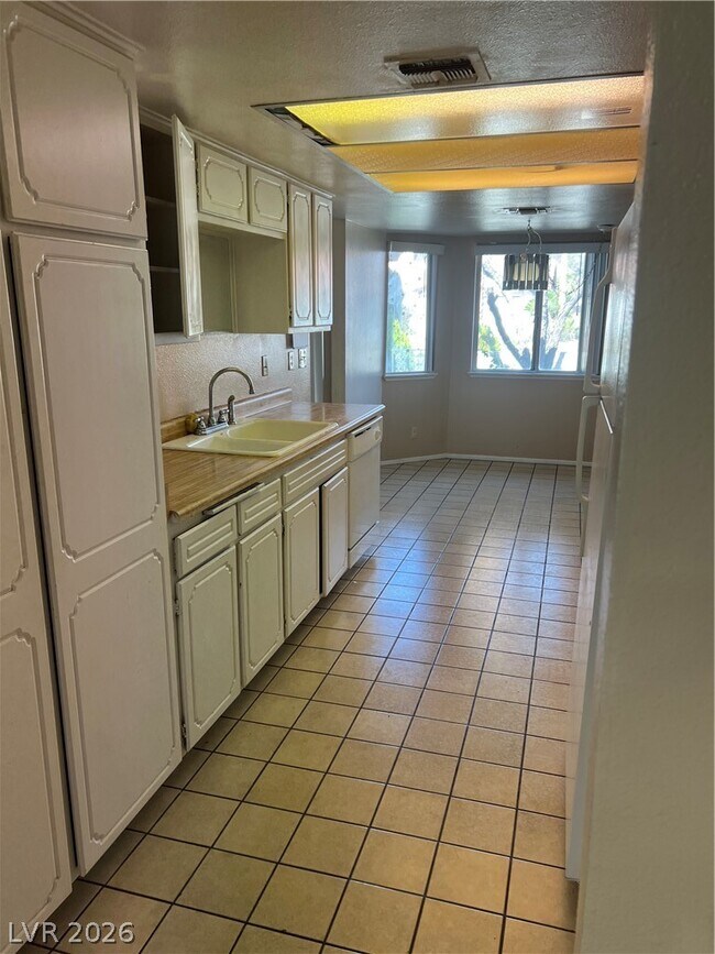 Foto del edificio - 2625 Lourdes Ave