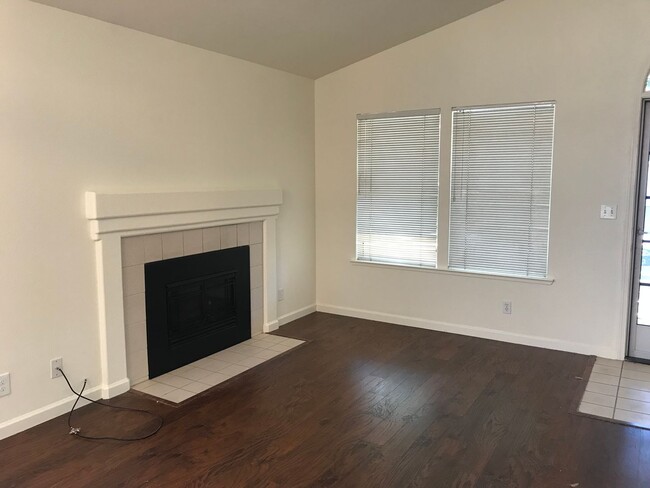 Foto del edificio - West Davis three bedroom available for Nov...