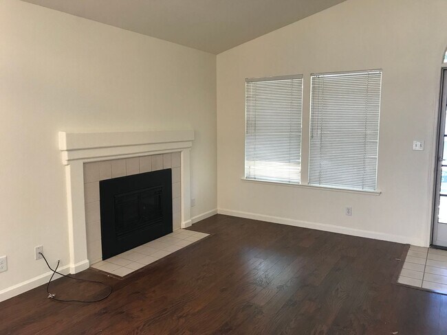 Foto del edificio - West Davis three bedroom available for September move in!