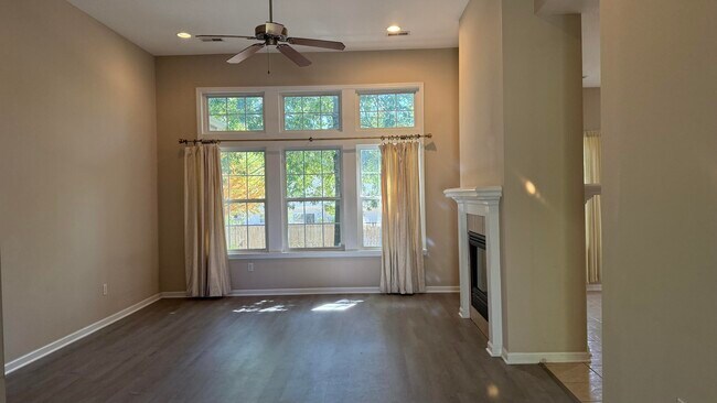Foto del edificio - 4806 Cedar Crest Ln