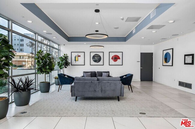 Foto del edificio - 453 S Kenmore Ave