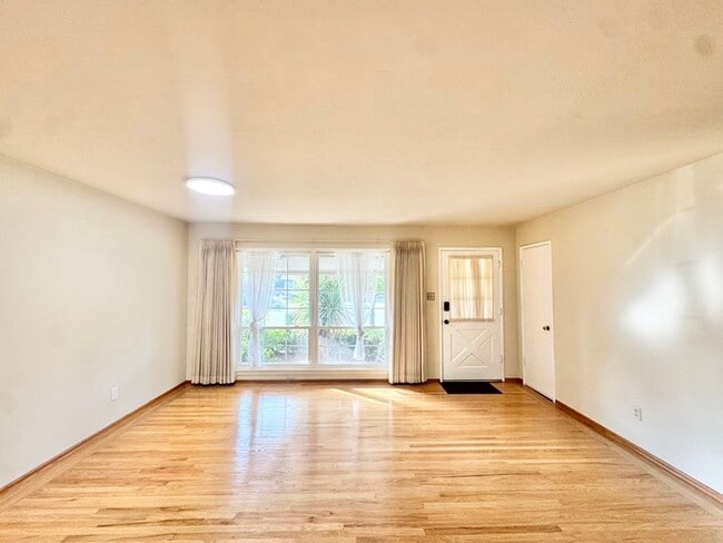 Building Photo - Stunning 3-bedroom, 2-bathroom home with a bonus room/office!