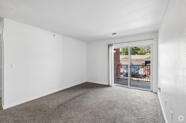3BR, 2BA - 1,118SF - Living Room - Fieldstone Apartments