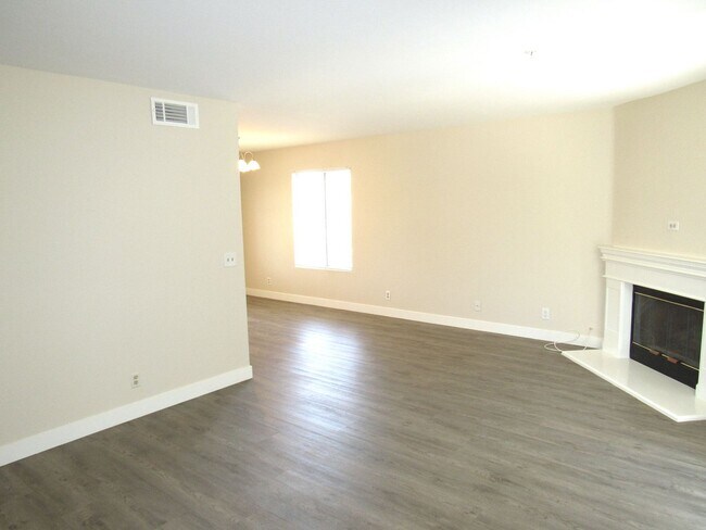 Foto del edificio - Spacious and Well Maintained 2 Bedroom Dua...