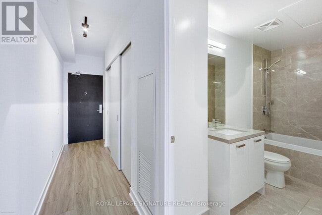 Building Photo - 458 Richmond St W