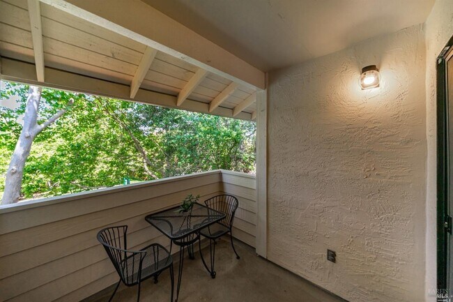 Building Photo - 15 Tudor Ct