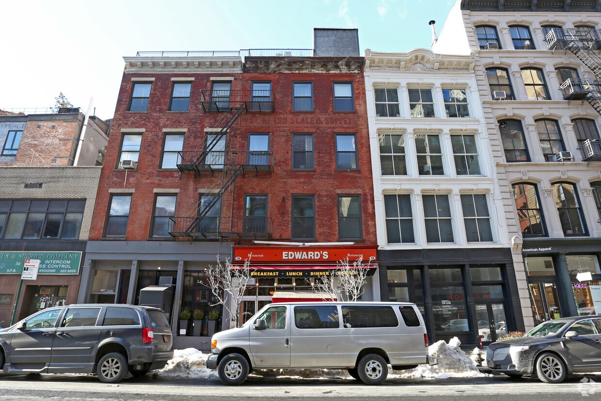 Foto del edificio - 136 W Broadway
