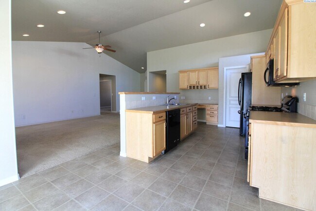 Foto del edificio - 3 bed, 2 bath + Office Rambler in West Ken...