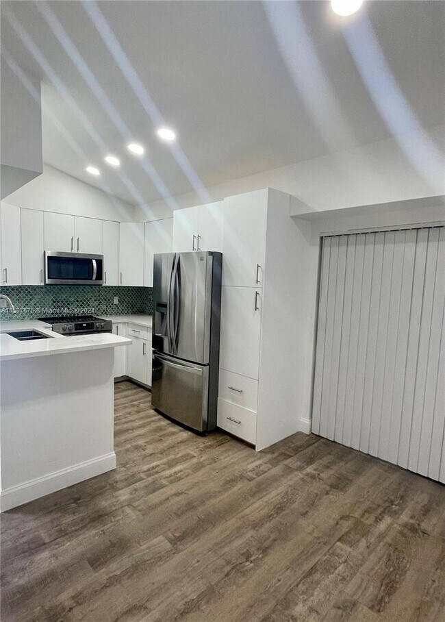 Building Photo - 7610 Westwood Dr