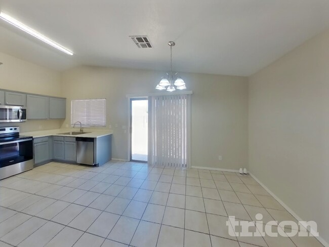 Building Photo - 2022 E Winston Dr