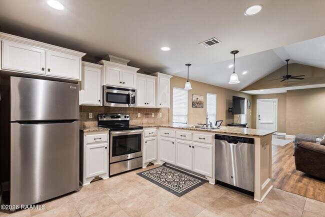 Building Photo - 122 Acacia Ln