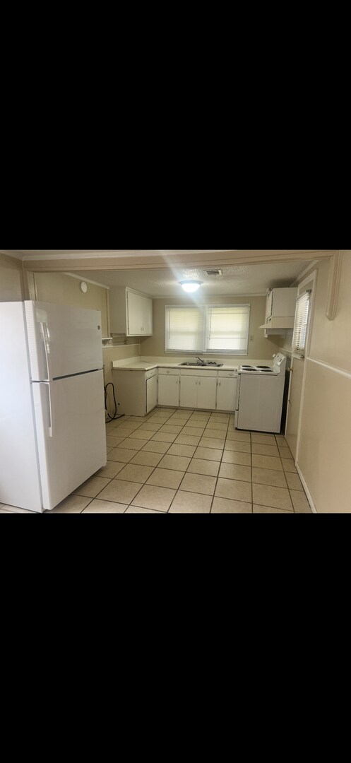Foto del edificio - Adorable 2 BR / 1 BA - Cute affordable Home - Fort Walton Beach - Behind  ACE Hardware off Racetr...
