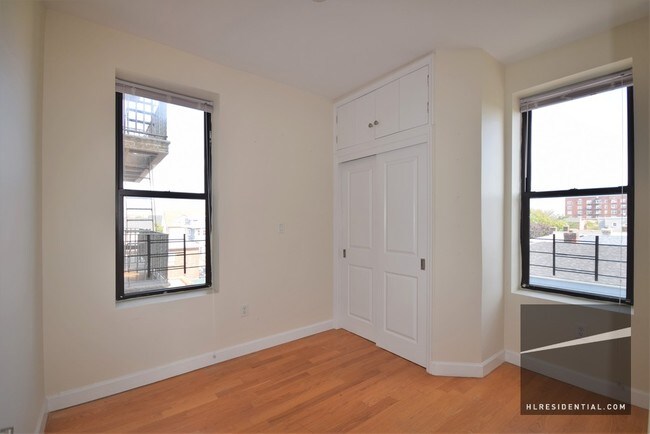 Foto del edificio - 12311 Rockaway Beach Blvd