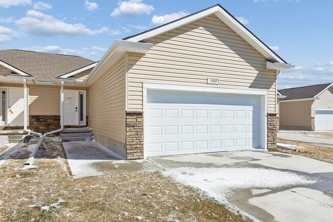 Foto del edificio - 4-Bedroom Townhome Near Village Pointe!!