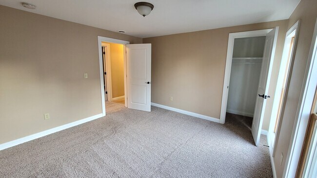 Dormitorio 1 - 502 E Vine St