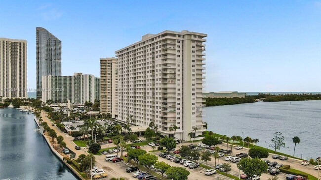 Foto del edificio - 500 Bayview Dr