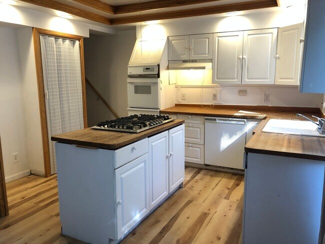 Building Photo - 4 BED 1.5 BATH SINGLE FAMILY HOME IN THE W...