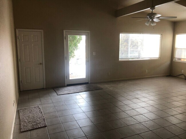 Foto del edificio - 3 bed/1 bath/1 car garage home for rent in N. Reno