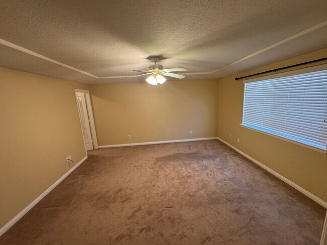 Foto del edificio - spacious 3 bedroom 2 bath home with beauti...