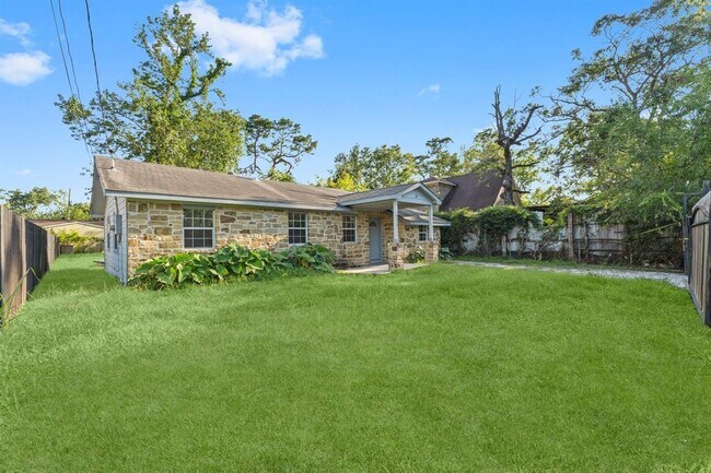Foto del edificio - 8138 Oak Knoll Ln