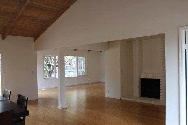 Building Photo - 822 Mesa Ct