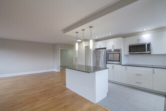 Building Photo - 4555 Av. Bonavista