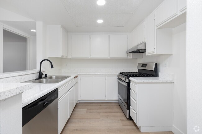 2 habitaciones, 2 baños - 1100 pies cuadrados - Cocina - Collis Apartments