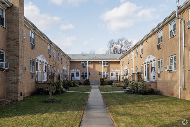 Building Photo - Bridgebrooke Condominiums