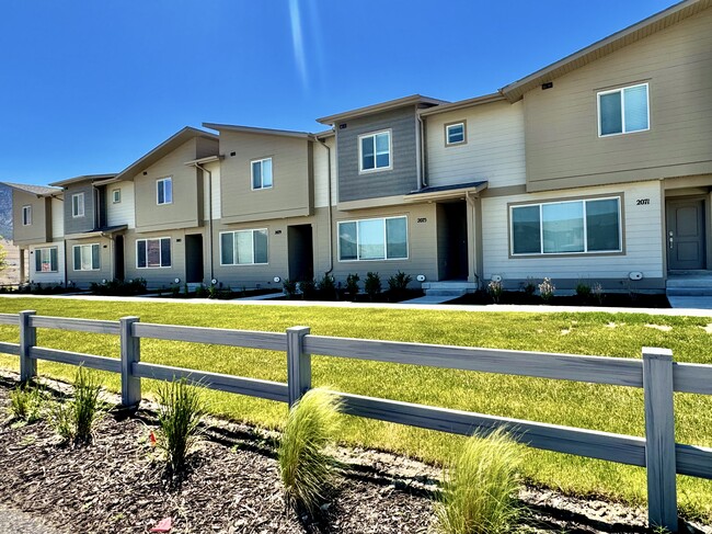 Building Photo - 2075 Sand Holw Dr