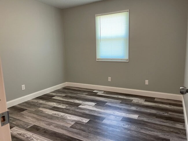 Building Photo - Close to Elementary School