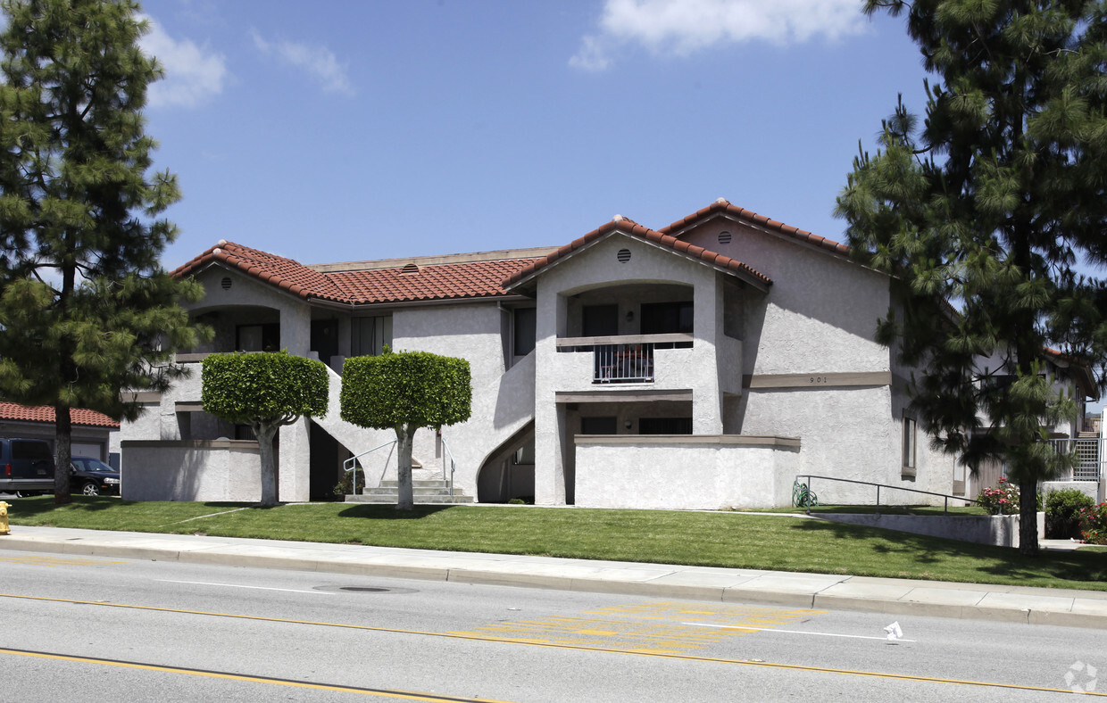 Building Photo - La Habra Manor