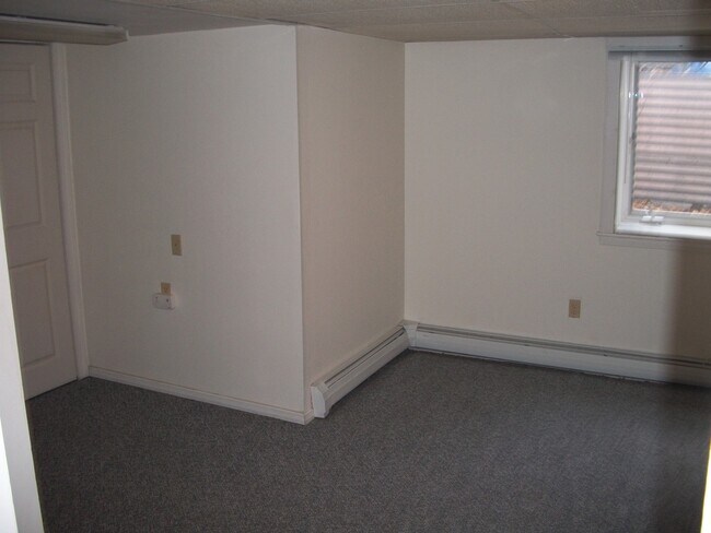 Building Photo - 2 Bedroom 1 Bath 3 Plex