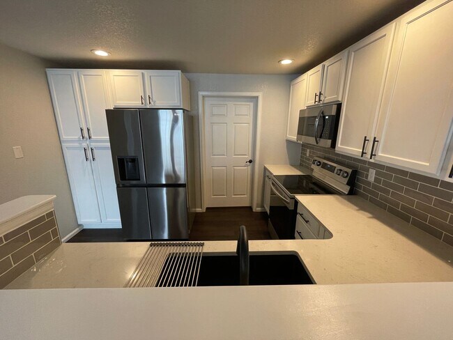 Foto del edificio - Spacious 2 Bed/2 Bath Ground-Level Condo in Gated Community- Lowered Rent & Security Deposit!!!!!