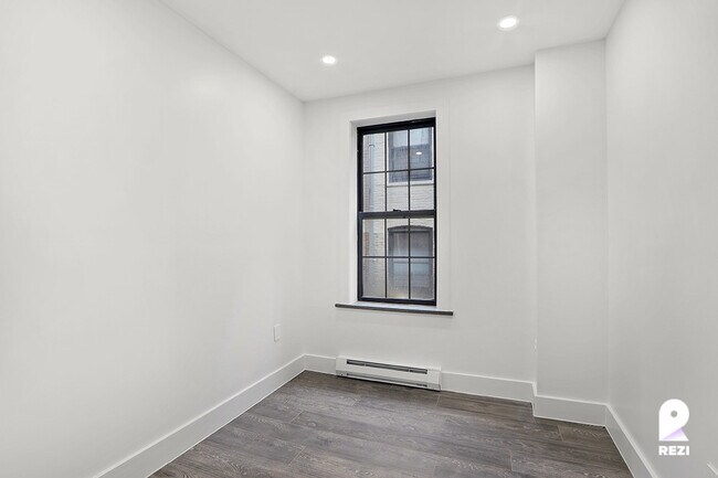 Building Photo - 476 W 165th St