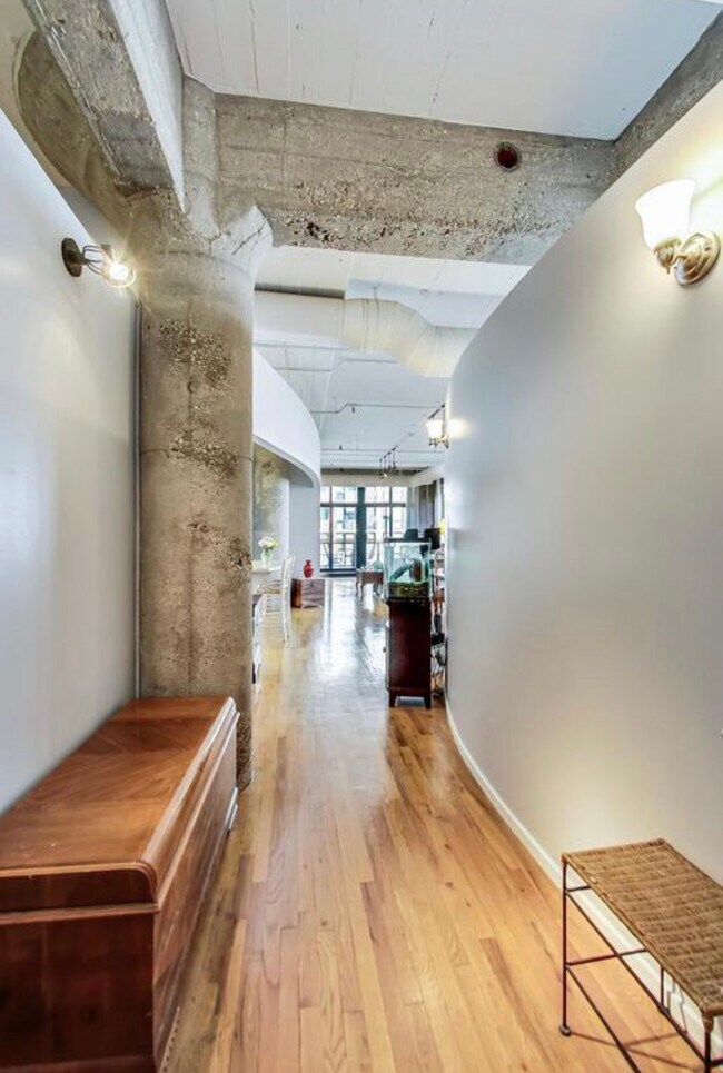 Entry way - 728 W Jackson Blvd